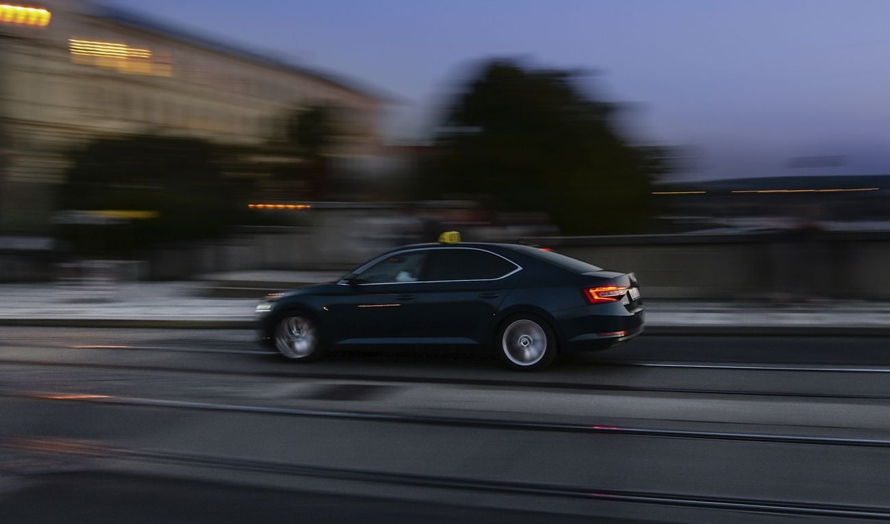 Car driving in speed motion - κινητική ενέργεια